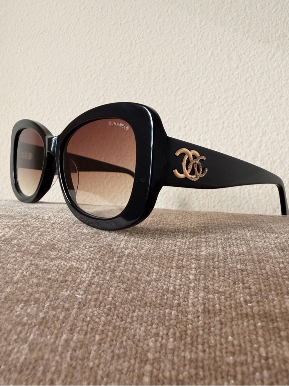 CHANEL Black Round Logo Sunglasses with Gold & Crystal CC Emblem - Picture 7 of 10